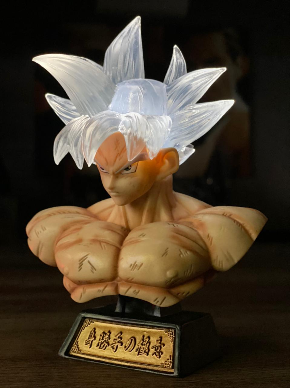 estatua_busto_com_led_goku_ultra_instinc_goku_instindo_superior_dragon_ball_z_super